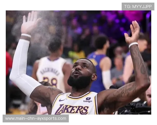 詹姆斯冲击篮下完成强得，湖人锁住领先