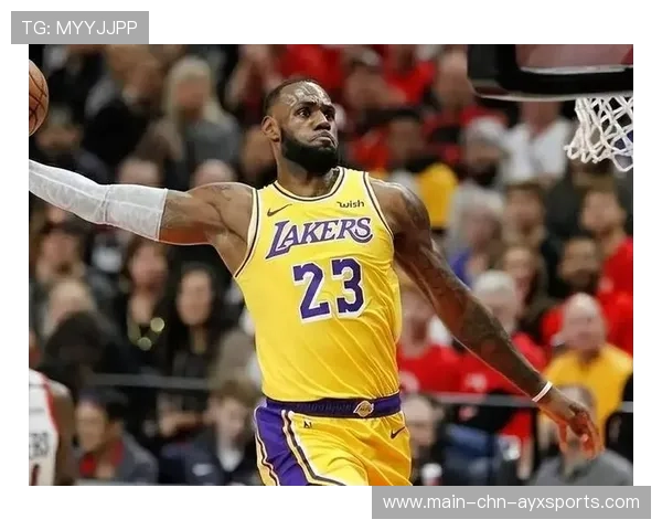 詹姆斯参与青少年篮球营，现场教学画面感人